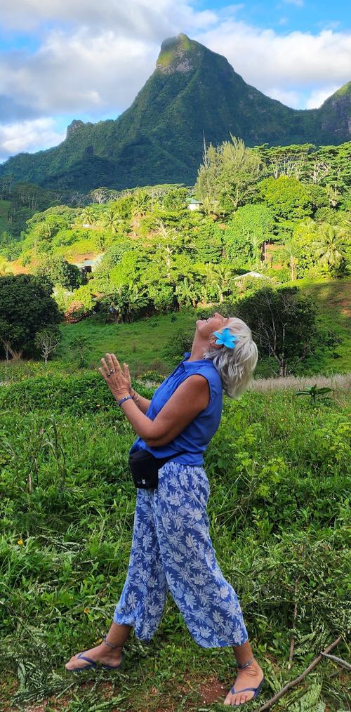 Moorea Lady in blue 3